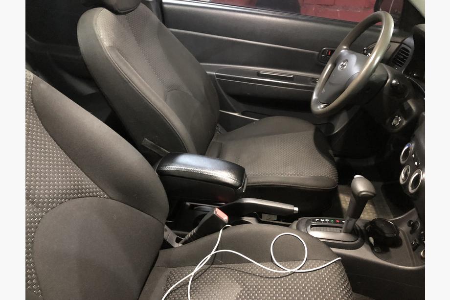 Hyundai Accent 2006-2010 Armlehne mit Becherhalter Foto 1