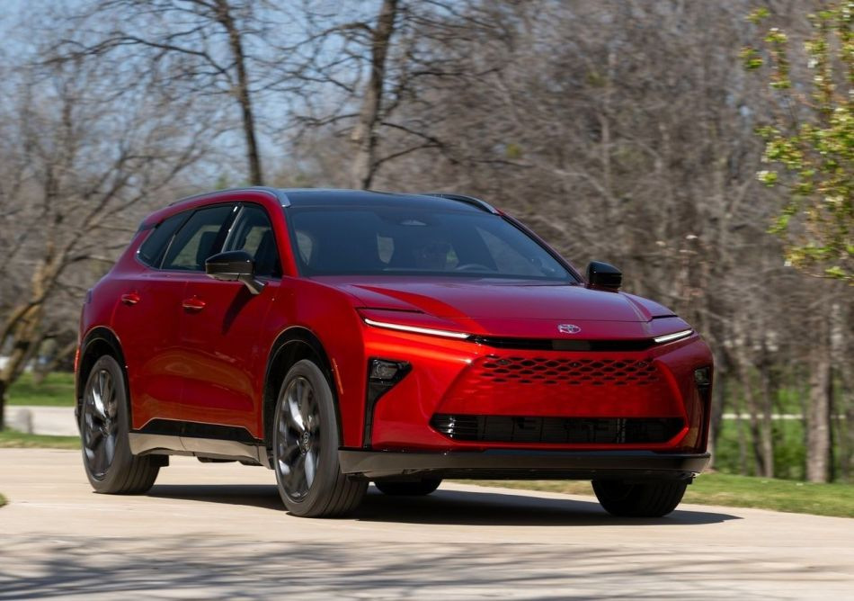Testbericht zum Toyota Crown Signia Hybrid-Crossover