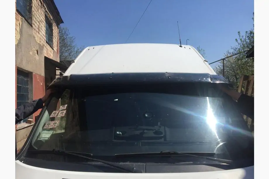 Ford Transit 2000–2014 Frontscheibenblende (schwarz glanz, 5mm) Foto 5