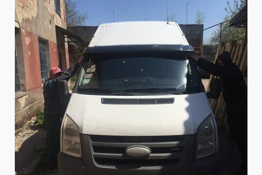 Ford Transit 2000–2014 Frontscheibenblende (schwarz glanz, 5mm) Foto 6
