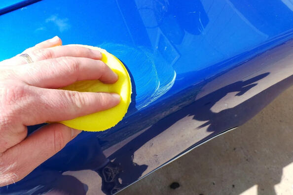 Kann ich auf ein nasses Auto normales Wachs auftragen? Foto 1