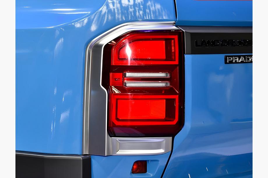 Toyota Land Cruiser Prado 250 2023- Chrom Blenden für Rückleuchten Image
