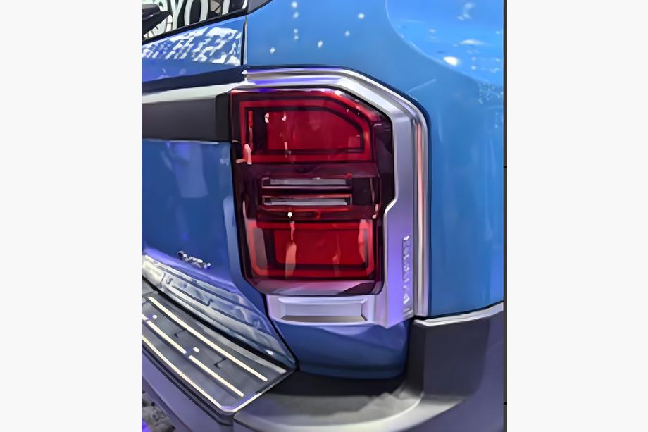 Toyota Land Cruiser Prado 250 2023- Chrom Blenden für Rückleuchten Foto 3