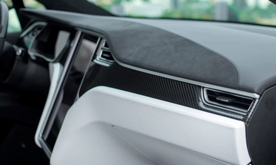 Warum knarrt das Armaturenbrett im Auto und wie kann man das beheben?