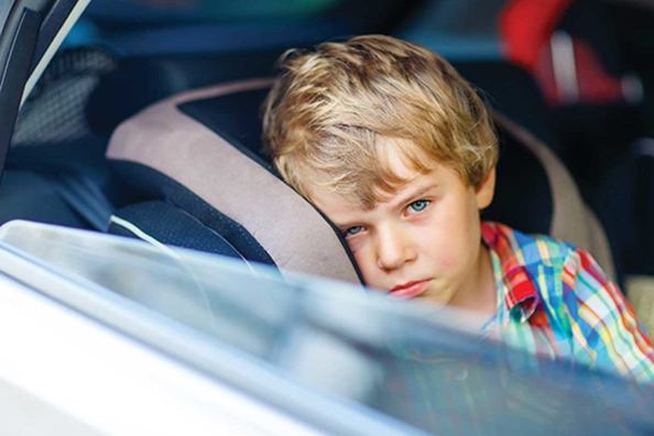 Was tun, wenn ein Kind im Auto geschaukelt wird?