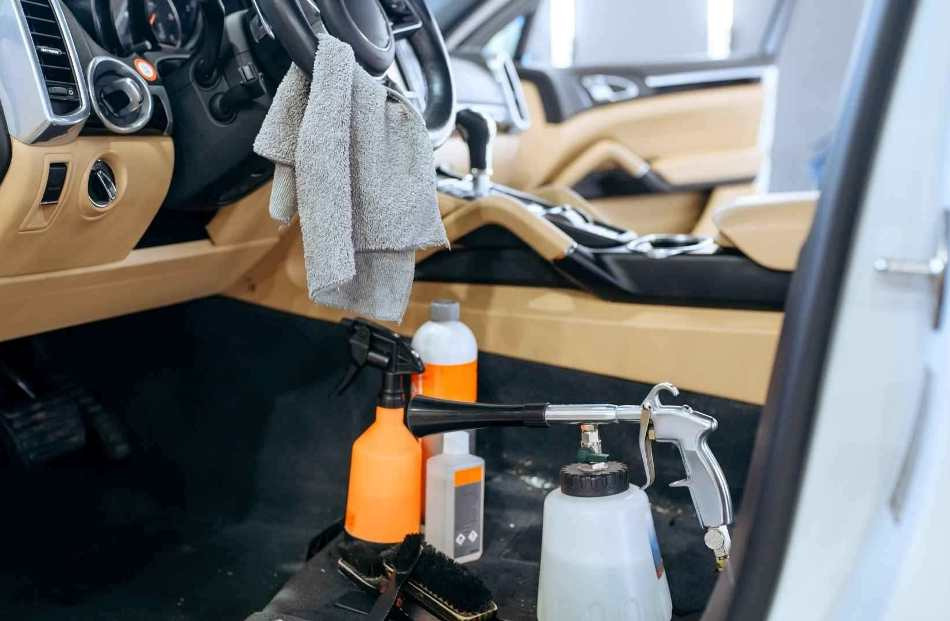Kann ich den Innenraum meines Autos selbst chemisch reinigen?