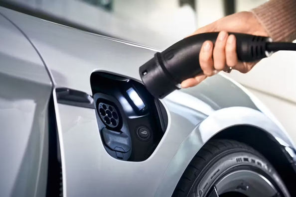 Wie lange kann ein Elektroauto ohne Aufladen fahren?