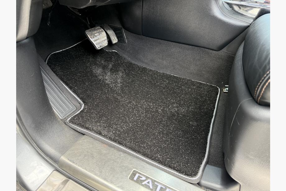 Nissan Armada 2016-2024 Textil Fußmatten Deluxe (3 Reihen, Schwarz) Foto 1