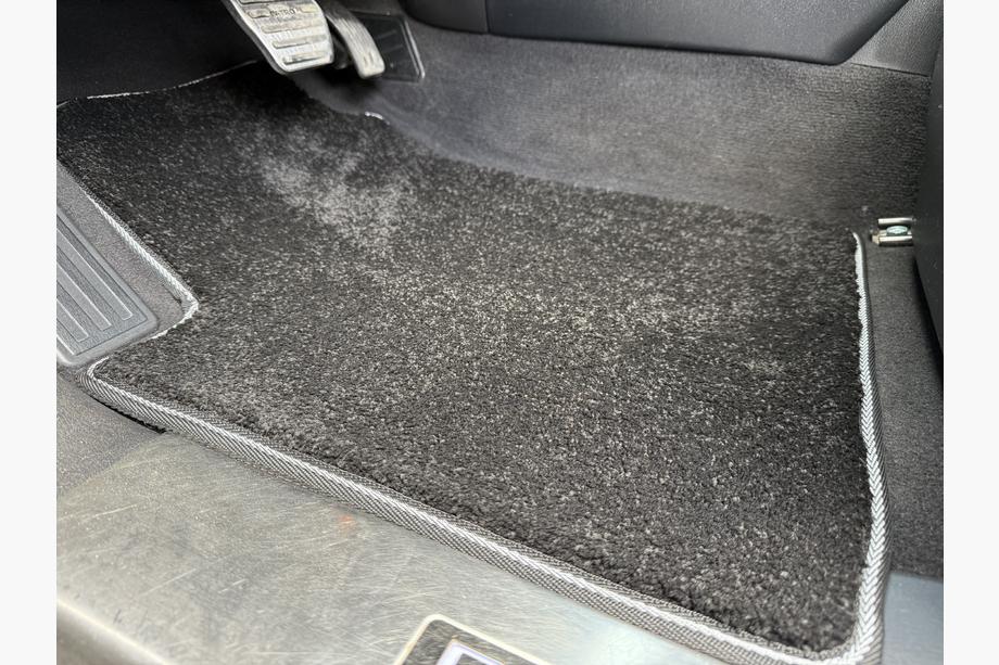 Nissan Armada 2016-2024 Textil Fußmatten Deluxe (3 Reihen, Schwarz) Foto 2