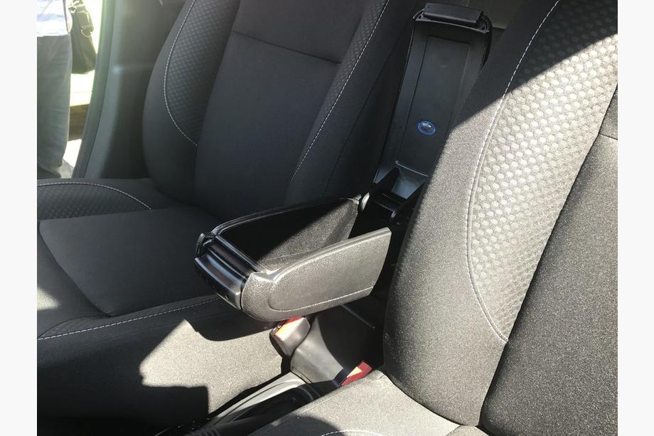 Renault Duster 2008–2017 Armlehne (in Getränkehalter) Foto 5