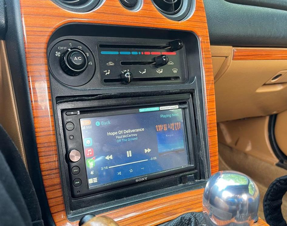 Soll ich das Original-Autoradio austauschen? Vor- und Nachteile eines Upgrades