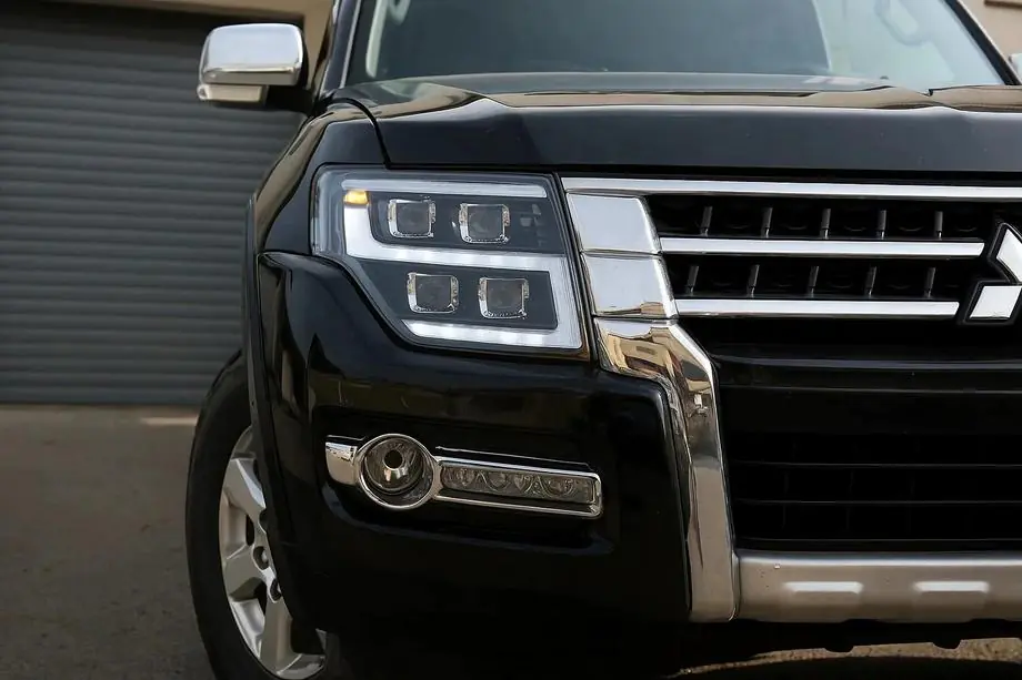 Mitsubishi Pajero Wagon IV 2006-2021 Frontscheinwerfer LXR Foto 2