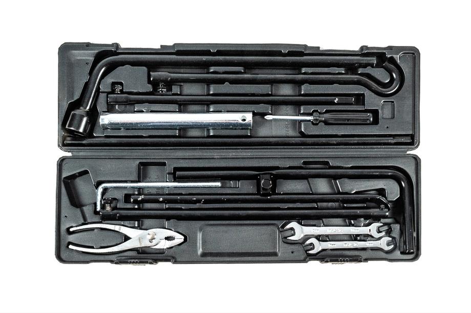 Toyota Land Cruiser 200 2007-2021 Werkzeugset für den Originaleinbauplatz Foto 1