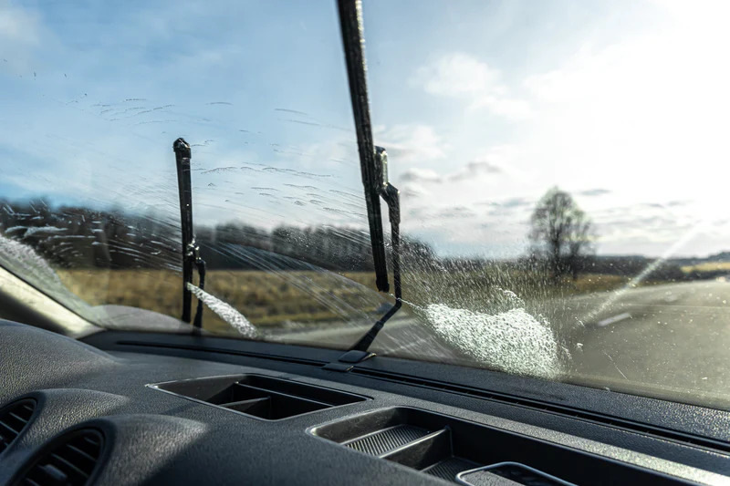 Warum quietschen Autoscheibenwischer und wie kann man das beheben?