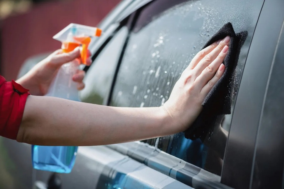 Nützliche Autochemikalien zur Autoglaspflege