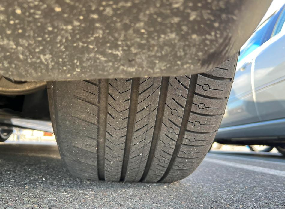 Warum nutzen sich Autoreifen ungleichmäßig ab?