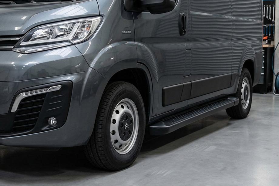 Fiat Ducato 2006-2025 Trittbretter Allmond Black (2 Stk., Aluminium) Image