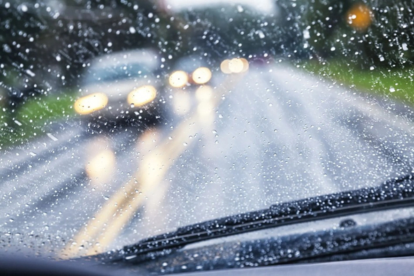 Wie gefährlich ist das Autofahren bei starkem Regen? Foto 1