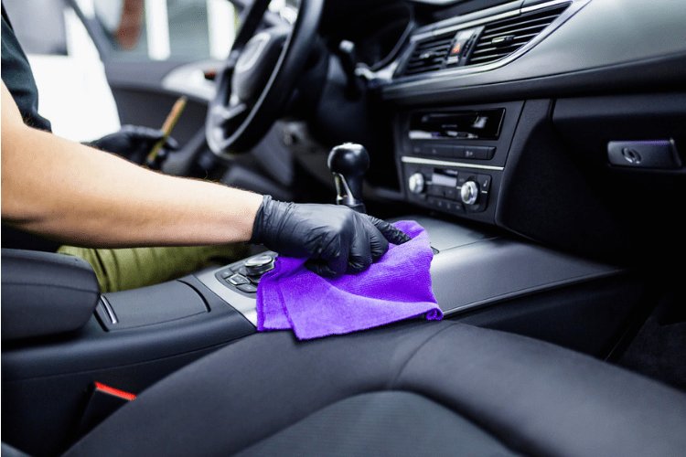 Wie frischt man den Kunststoff im Autoinnenraum auf?