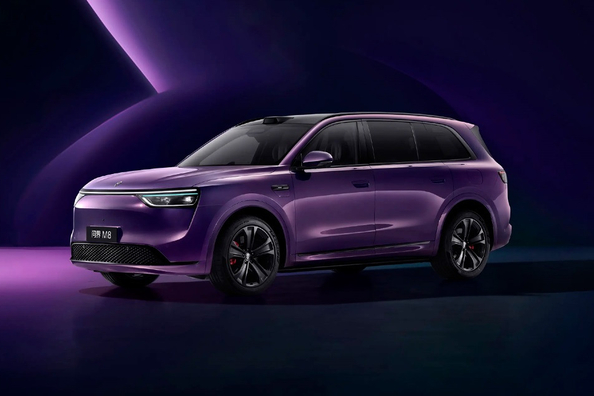 Test der elektrischen Version des SUV AITO M8 Foto 3