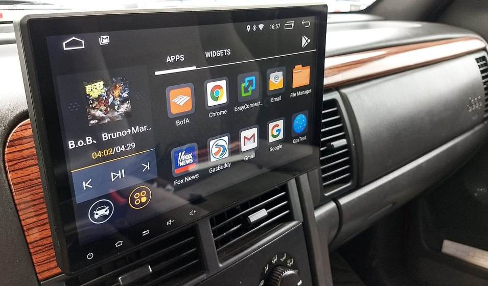 Kann man ein Multimediazentrum in ein altes Auto einbauen?