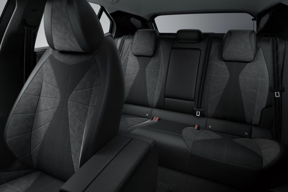 DS N°4 2025 Übersicht: Hybridversionen für umweltfreundlichen Premium Foto 6