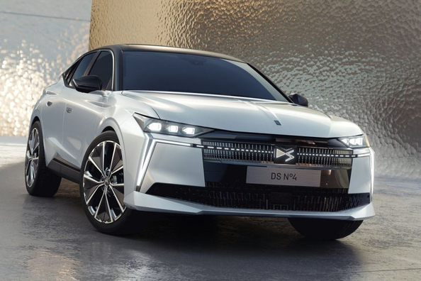 DS N°4 2025 Übersicht: Hybridversionen für umweltfreundlichen Premium Foto 1