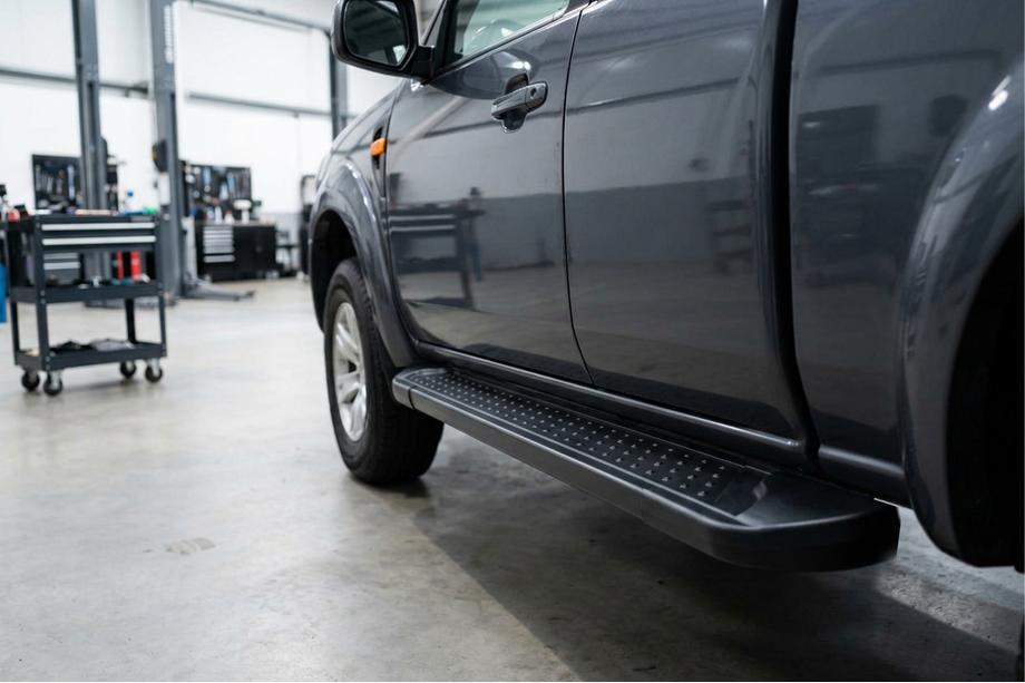 Mazda BT-50 2007-2012 Trittbretter Allmond Black (2 Stk., Aluminium) Image