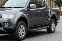 Mitsubishi L200 2006-2015 Trittbretter Allmond Black (2 Stk., Aluminium) Foto 1