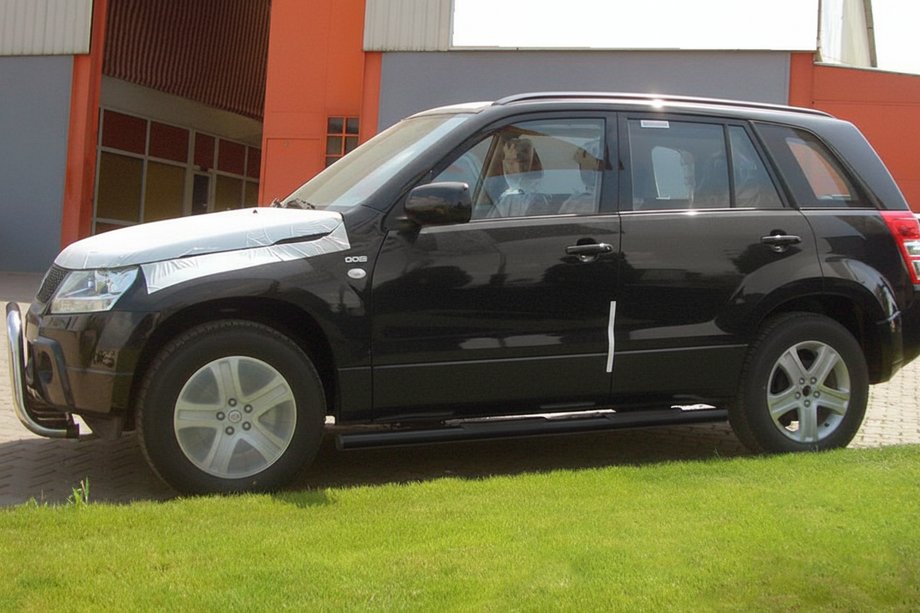 Suzuki Grand Vitara 2005-2017 Seitliche Trittrohre Black (2 Stk., Edelstahl) Foto 1