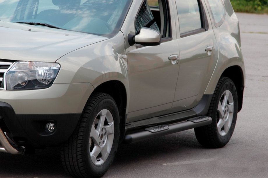 Dacia Duster 2008-2018 Seitliche Trittrohre mit Einsätzen Black (2 Stk., Edelstahl) Foto 2