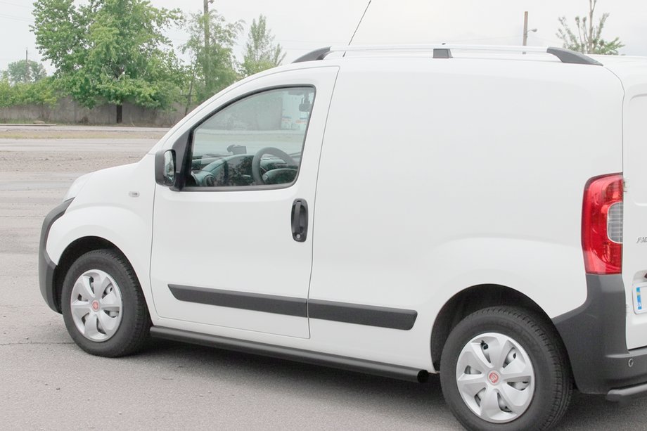 Peugeot Bipper 2008-2017 Seitliche Trittrohre Ø60 Schwarz (2 Stk., Edelstahl) Foto 1