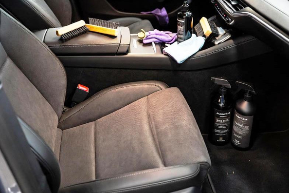 Wie man Alcantara im Autoinnenraum richtig pflegt