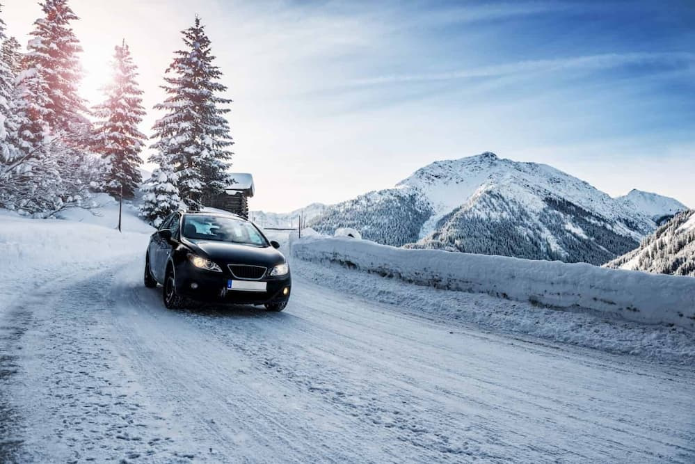 Wie man das Auto für eine Winterfahrt in die Berge vorbereitet: Sicherheitscheckliste