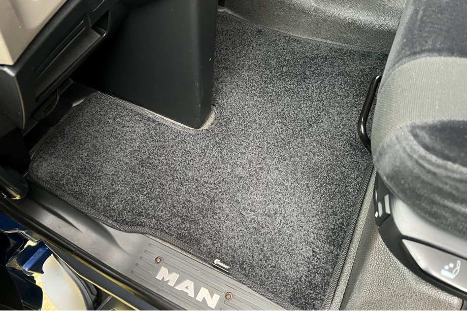 MAN TGX 2020- Textil Fußmatten Deluxe (Schwarz) Foto 1