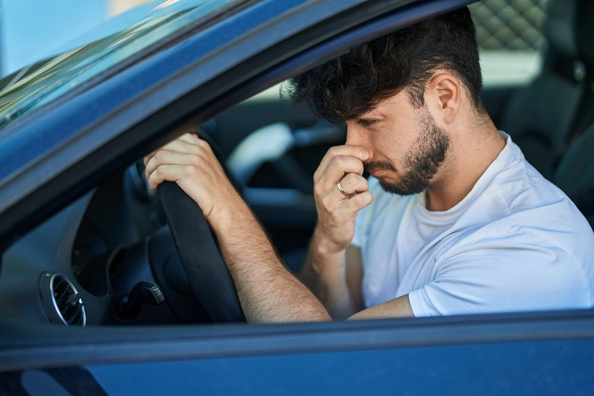 Warum riecht es im Auto nach Benzin? Hauptursachen und was zu tun ist Foto 1