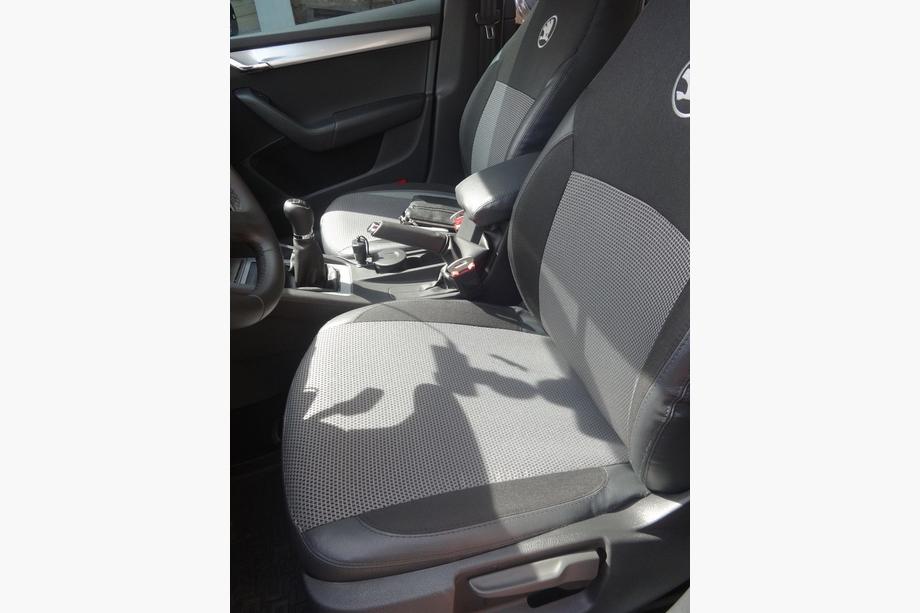 Skoda Octavia III A7 2013-2019 Autositzbezüge (Kunstleder↗Stoff, Premium) Foto 3