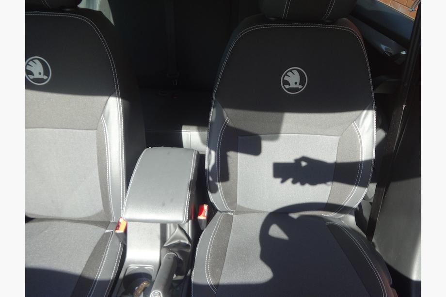 Skoda Octavia III A7 2013-2019 Autositzbezüge (Kunstleder↗Stoff, Premium) Foto 35