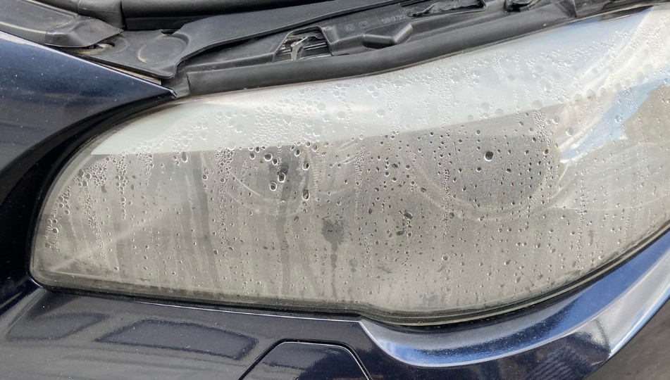 Warum beschlagen Autoscheinwerfer? Ursachen und wirksame Lösungen