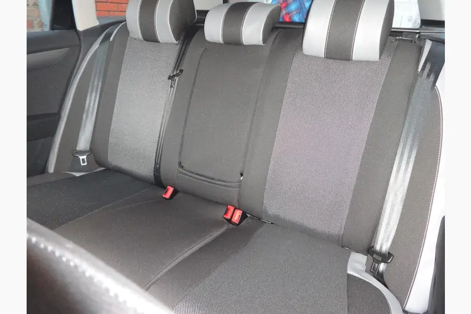 Volkswagen Passat B7 2012-2015 Autositzbezüge (Kunstleder↗Stoff, Premium) Foto 5