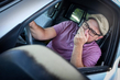 Warum riecht es im Auto nach Abgasen? Foto 1