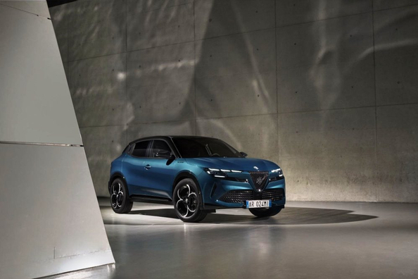 Alfa Romeo Junior (2025) im Test: Hybrid und Elektro-Crossover in einem Auto Foto 3