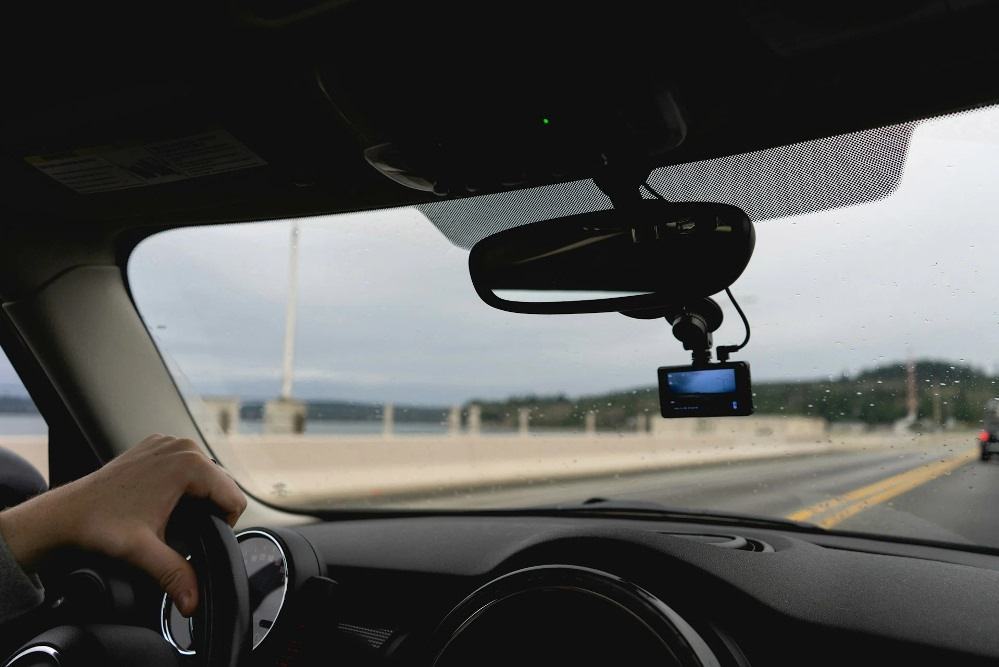 Dashcam im Auto: So wählen Sie einen zuverlässigen Zeugen