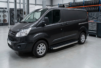 Ford Custom 2013-2022 Trittbretter BlackLine (2 Stk, Aluminium) Langer Radstand Foto 1
