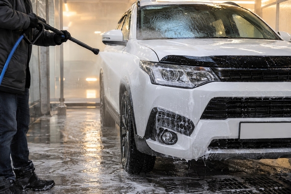 Motorhauben-Deflektor im Winter: Eis darunter, Salz und Hochdruckwäsche – abnehmen?