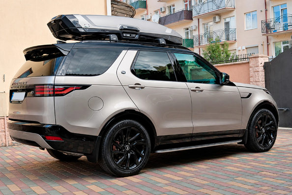 Tuning am Land Rover Discovery V: Trittbretter für Komfort und Schutz