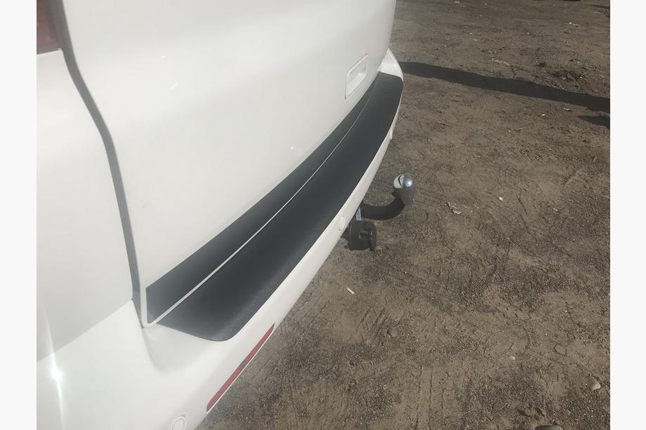 Volkswagen T5 Multivan 2003–2010 Heckstoßstangenschutz mit Kante (ABS-Kunststoff) Foto 3