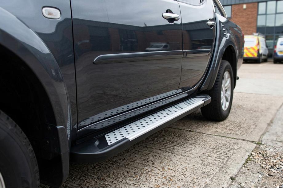 Mitsubishi L200 2006-2015 Trittbretter Allmond Grey (2 Stk., Alu) Image