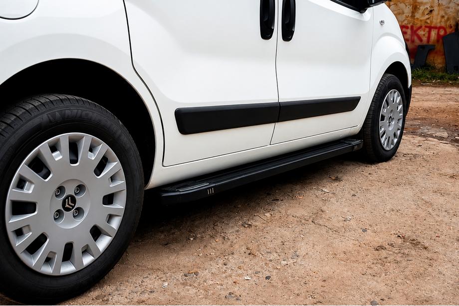 Peugeot Bipper 2008-2017 Seitenschweller Mostu Black (2 Stk, Aluminiumprofil) Foto 1