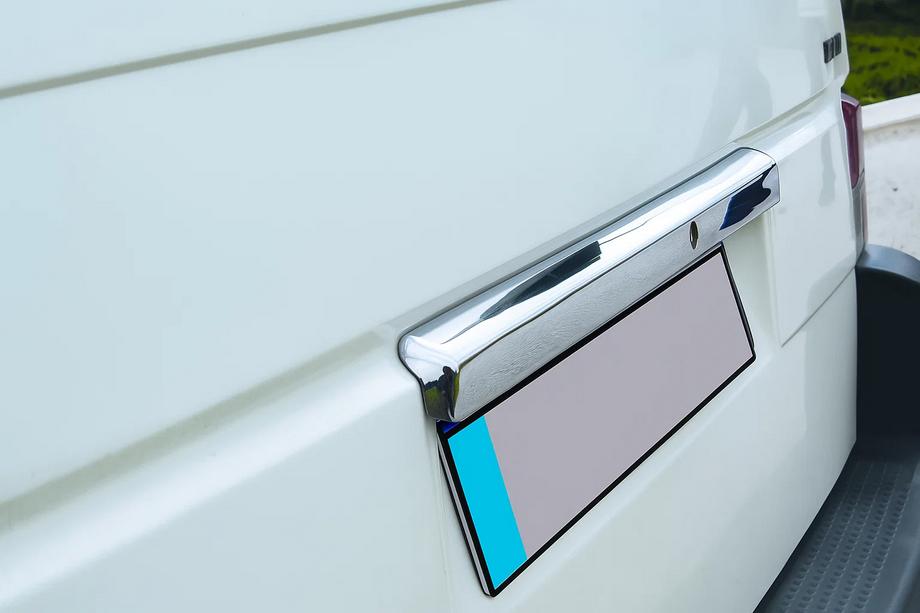 Volkswagen T4 Caravelle/Multivan 1990–2003 Chromleiste über dem Kennzeichen (Edelstahl) Image